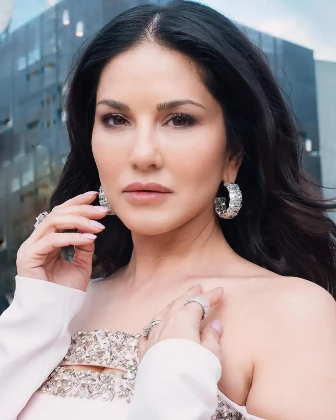 INDIAN ACTRESS SUNNY LEONE PHOTOSHOOT IN WHITE GOWN 6
